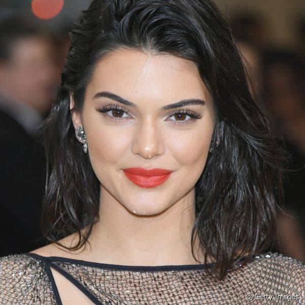Makes mais básicas, como a de Kendall Jenner, ficam ainda mais poderosas com sobrancelhas bem definidas (Foto: Getty Images)